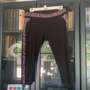 Fabletics Geometric Trim Camacan Capri